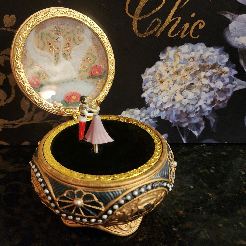 1997 Anastasia San Francisco Music box Elegant Gold and Black Music Box